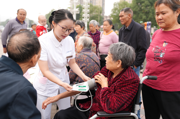 測量血壓。重慶大學附屬江津醫院供圖