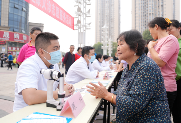 健康咨詢。重慶大學附屬江津醫院供圖