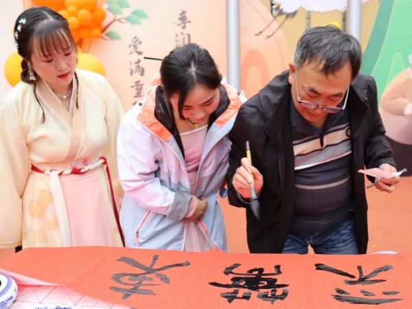 重慶市書法家協會白愛民現場寫對聯。新絲路幼兒園供圖