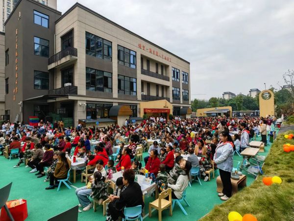 通過問卷調查“老人喜歡吃和需要吃的食物”而準備的午宴。新絲路幼兒園供圖