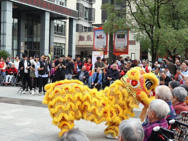 重慶理工大學的學生們為老人帶來醒獅表演。重慶市第一社會福利院供圖