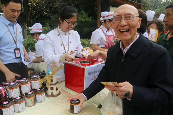 老人們參與游戲抽獎。重慶市第一社會福利院供圖