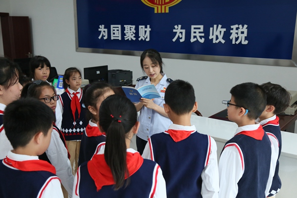 活動中，開州區稅務人員與同學們互動。趙詩琪攝