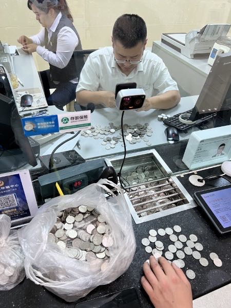 工作人員細致地為客戶兌換硬幣。光大銀行重慶分行供圖