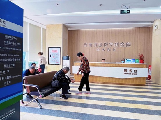 患者等待就診。重慶東大肛腸醫院供圖
