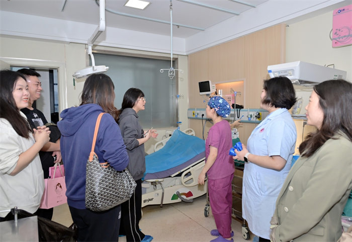 孕婦們參觀產房，提前熟悉分娩環境。