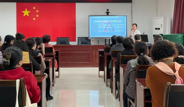 梁亞東進行科普講座。重慶迪邦皮膚病醫院供圖