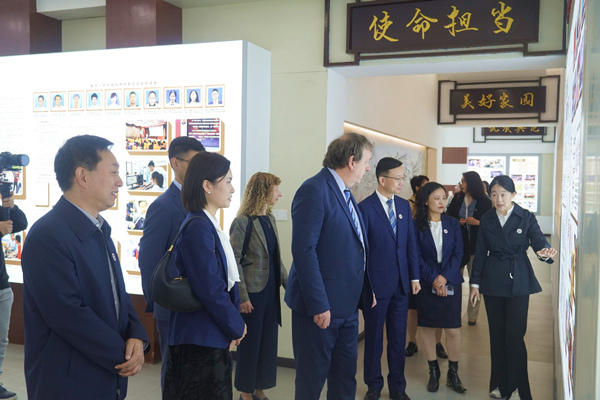 威爾士高爾學院代表團參觀重慶一中。重慶一中供圖