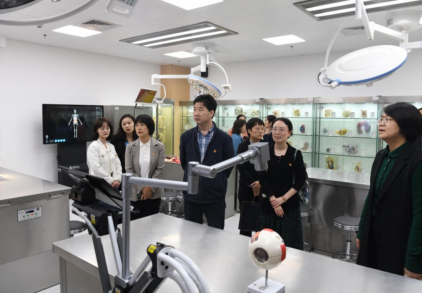 參觀中醫藥學院。璧山區婦幼保健院供圖