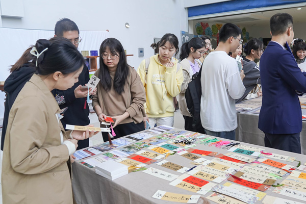 學生參與書法體驗，領取手作書簽。西南大學供圖