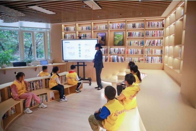 在沙坪壩區稅務局“沙稅紅”文化展廳，稅務人員正在講解稅收知識。何獻攝