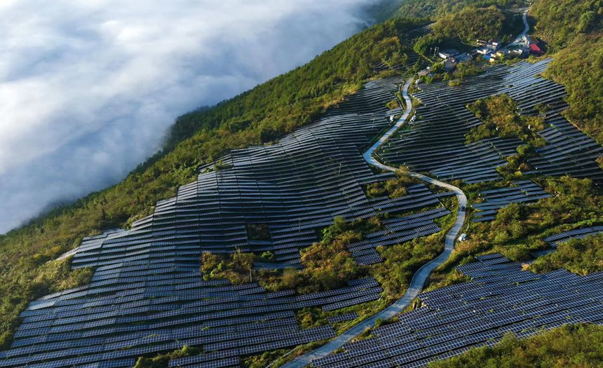 重慶市黔江區麒麟蓋光伏發電站群貌。楊敏攝