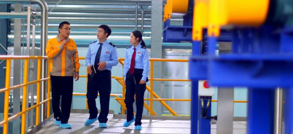 潼南區稅務人員走訪重慶檬泰生物科技有限公司，講解稅收優惠政策，解答企業涉稅疑問。彭廣健攝