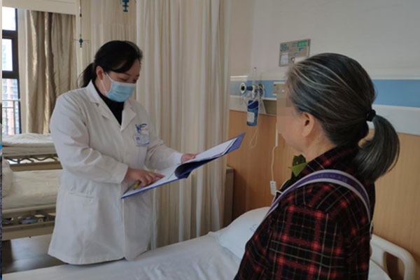 查看患者情況。重慶仁品耳鼻喉醫院供圖