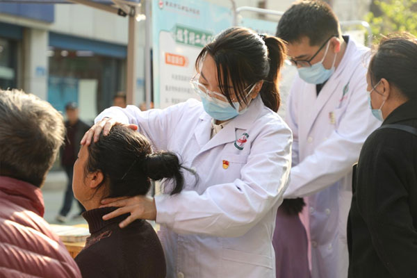 送醫送健康活動。江津區中醫院供圖