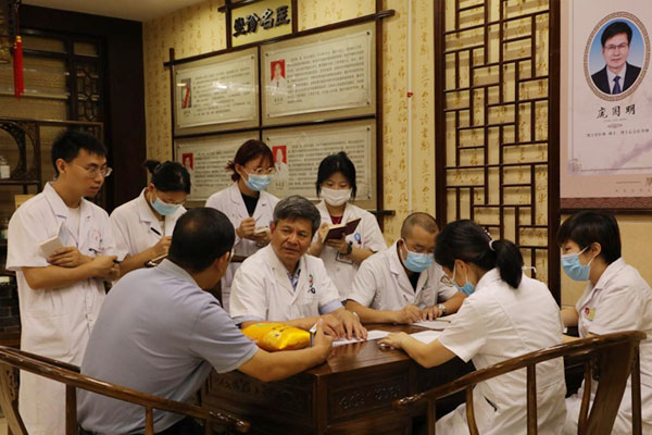 江津區中醫院全國名中醫龐國明為糖尿病患者開展中醫藥特色診療服務。江津區中醫院供圖