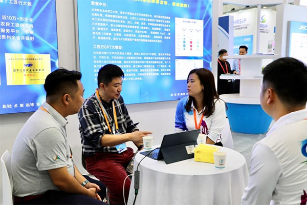 參展企業在進行業務溝通。重慶市人力資源開發服務中心供圖
