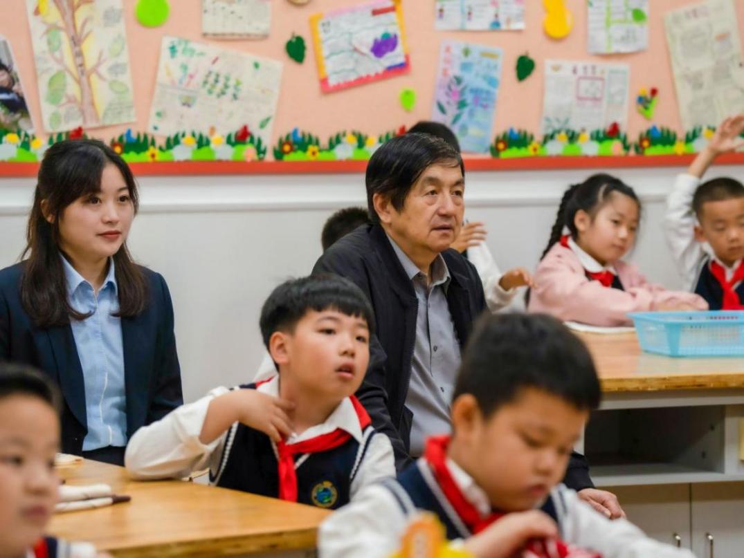 專家聽取學科展示。新村致遠實驗小學供圖