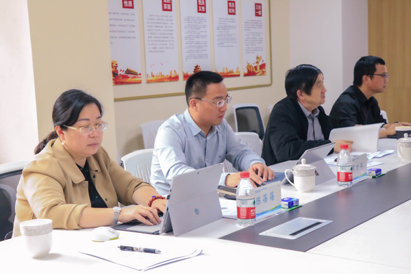 專家為學校發展提出建議。新村致遠實驗小學供圖