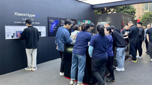 市民圍觀體驗新品。馬春鵬攝