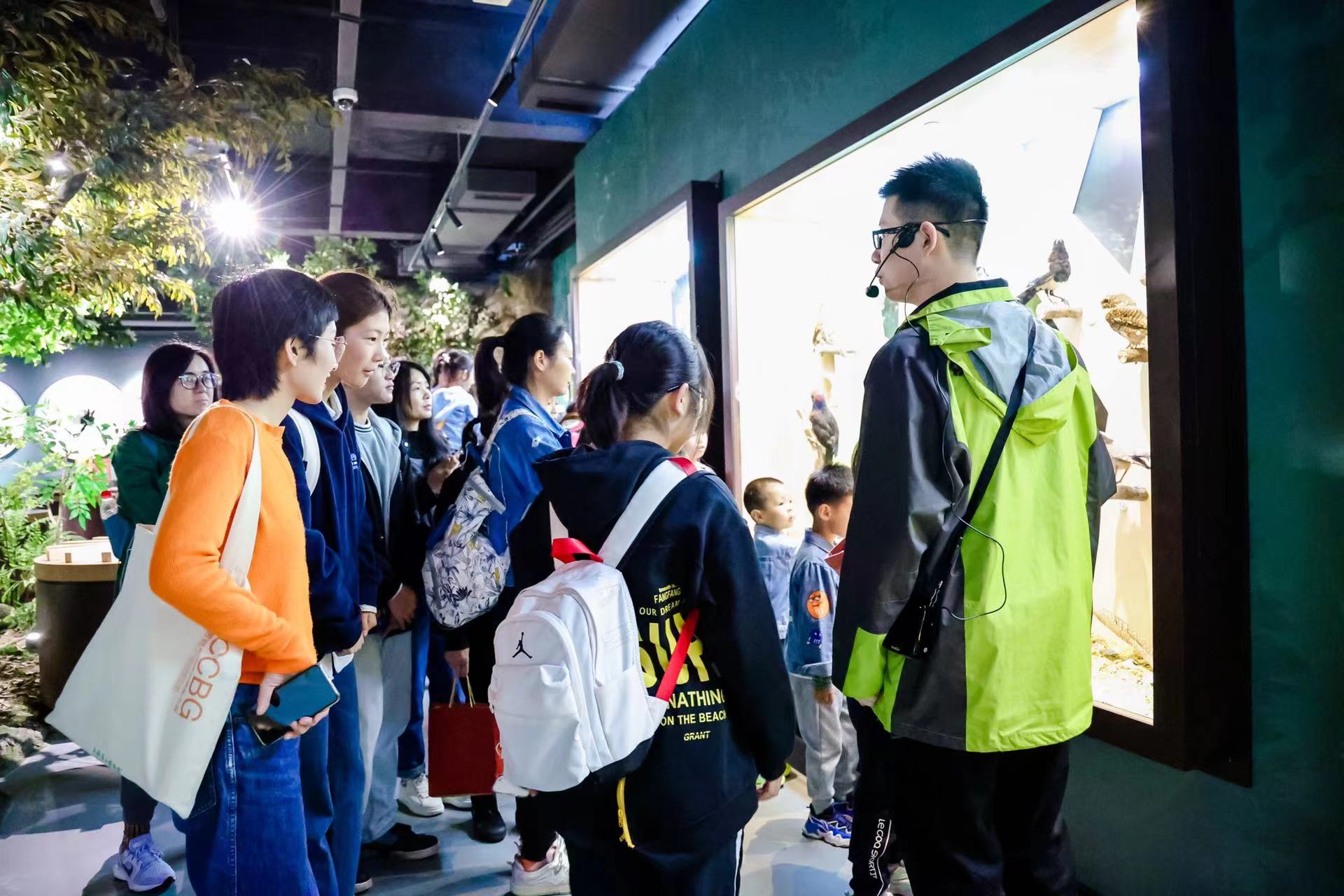 參觀縉云山自然教育中心。重慶市林業局供圖