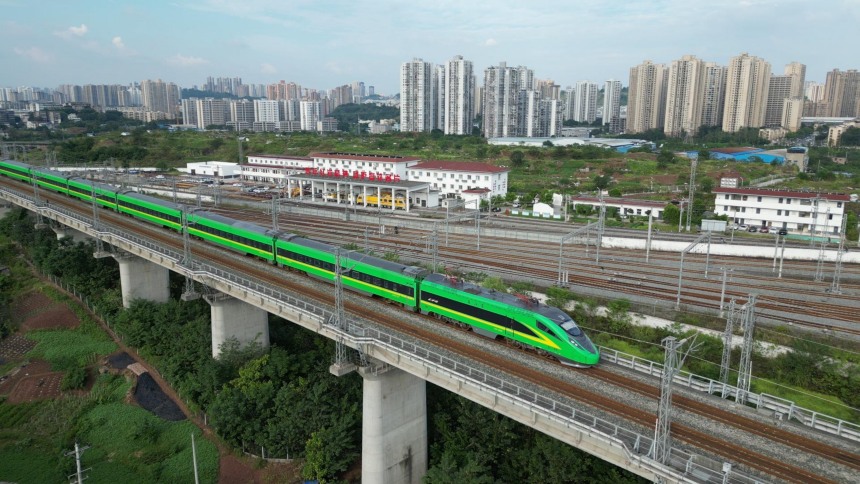 圖為飛馳在渝貴鐵路上的復興號動車組。冉杰攝