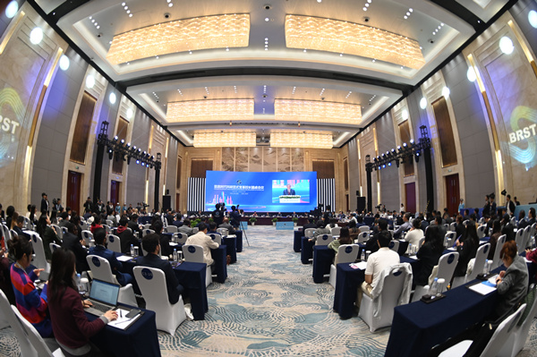 信息時代科研范式變革校長圓桌會議現場。鄒樂攝