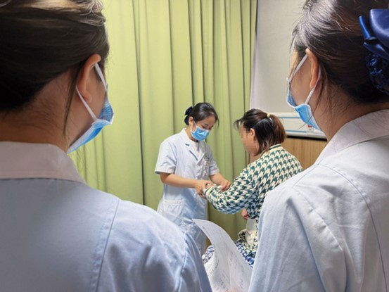 醫護查房。重慶東大肛腸醫院供圖