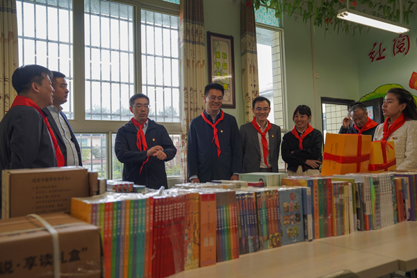 捐贈現場。重慶理工大學供圖