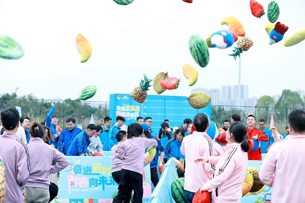 彩虹映萬家。重慶軌道集團團委供圖