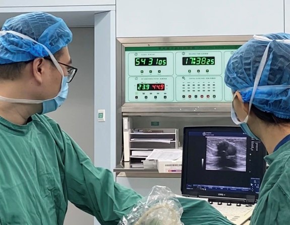 醫生為患者進行手術。重慶松山醫院供圖