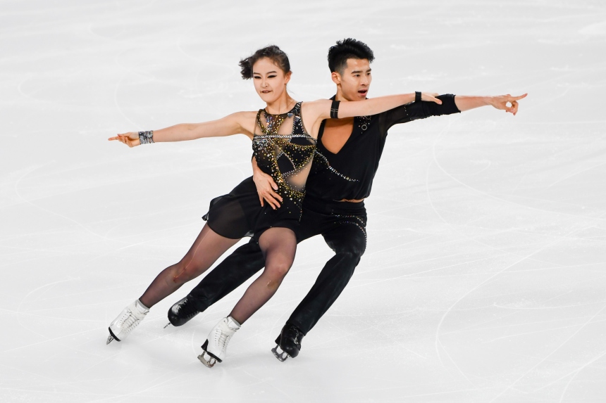 11月10日，中國組合石尚、吳楠在比賽中。鄒樂攝