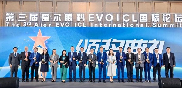 陳茂盛、彭艷麗獲杰出培訓導師獎。重慶愛爾眼科醫院總院供圖