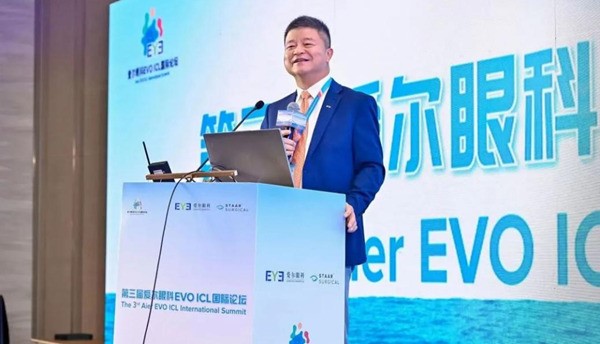 李力上臺發言。重慶愛爾眼科醫院總院供圖