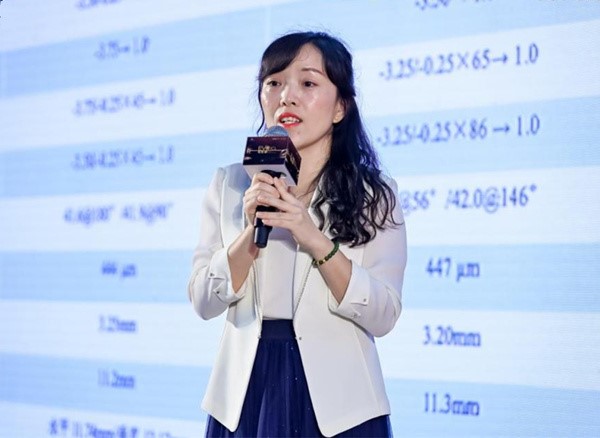 文燕上臺分享。重慶愛爾眼科醫院總院供圖