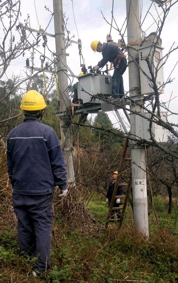 供電所員工開展農網變壓器調檔工作。國網重慶永川供電公司供圖