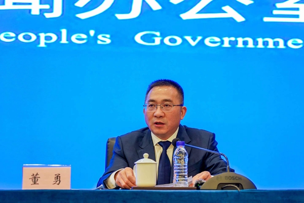 重慶市住房和城鄉建設委員會一級巡視員、新聞發言人董勇在新聞發布會上回答媒體提問。吳汪洋攝