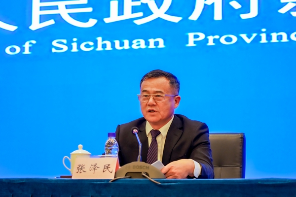 四川省住房城鄉建設廳副廳長、新聞發言人張澤民發布川渝住博會相關情況。吳汪洋攝