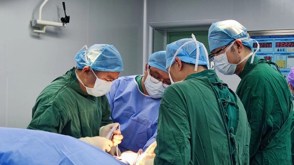 手術中。重慶道格骨科醫院供圖