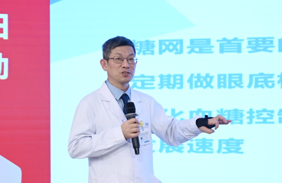 桂君民科普糖尿病眼病相關知識。重慶南坪愛爾眼科醫院供圖