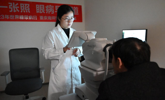 運用AI智能眼底相機為患者檢查眼底情況。重慶南坪愛爾眼科醫院供圖