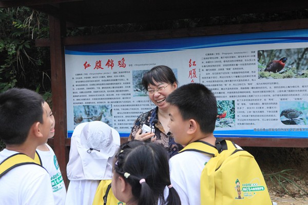 為“小小巡護員”們講解動植物保護相關知識。重慶金佛山國家級自然保護區管理事務中心供圖