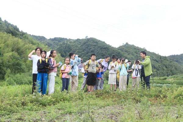 重慶觀鳥會會長危騫帶領“小小巡護員“們走進自然，邊觀鳥邊了解自然。重慶金佛山國家級自然保護區管理事務中心