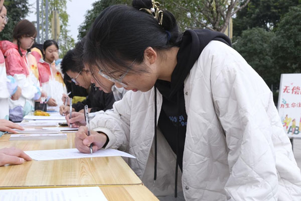 填寫獻血登記表。劉林杰攝