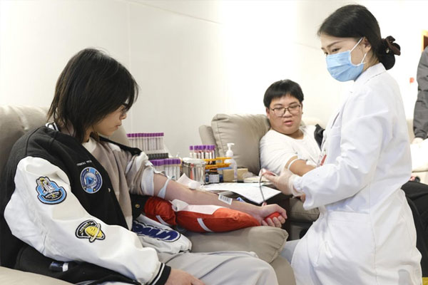 學生參與無償獻血。劉林杰攝