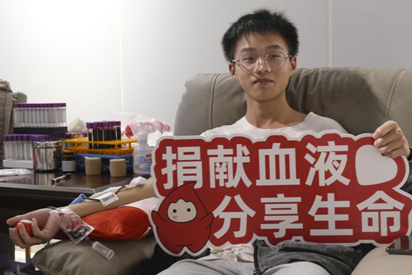 學生參與無償獻血。劉林杰攝