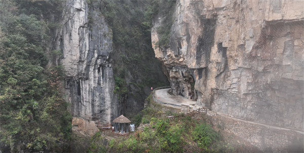 絕壁上的“天路”。中國電信供圖