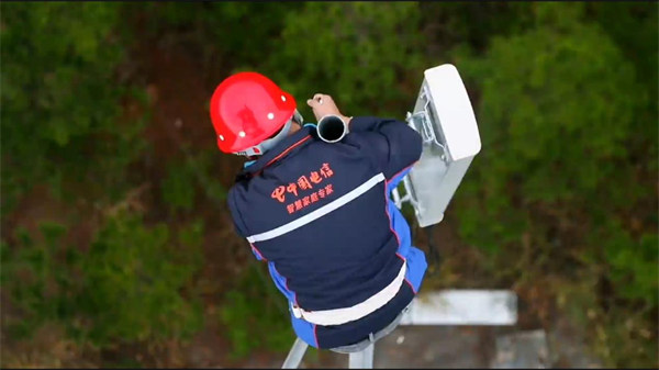 工作人員架設通信設備。中國電信供圖