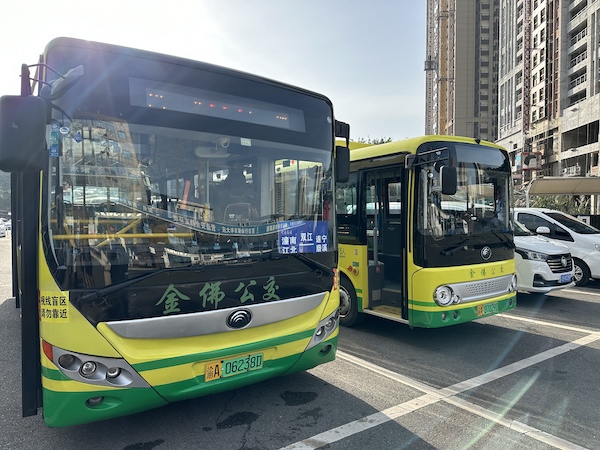 潼南汽車客運總站開設了多條往返遂寧潼南兩地的城際公交線路。莢天宇攝