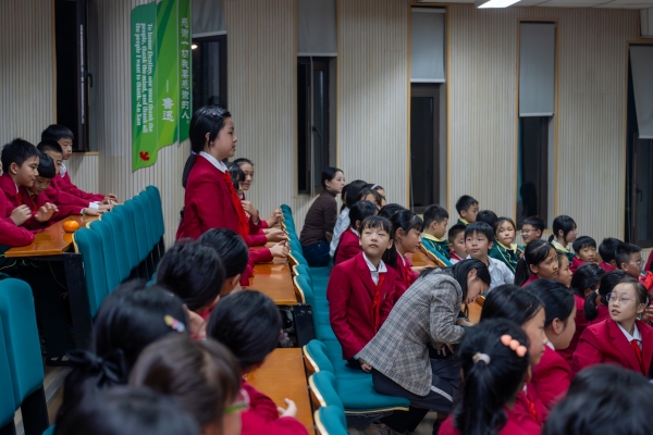 學生在主題課上積極提問。藍渝凱攝